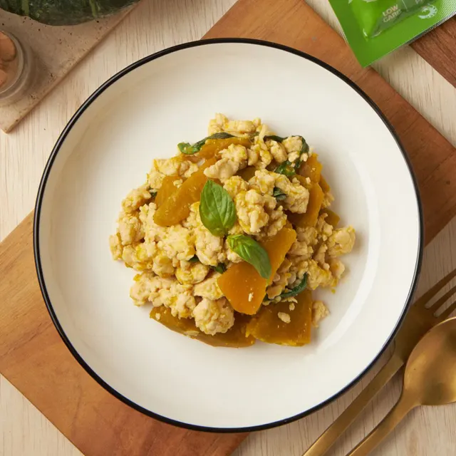 ผัดฟักทองไก่สับ อาหารลดน้ำหนัก 160 kcal โปรตีน 26 กรัม