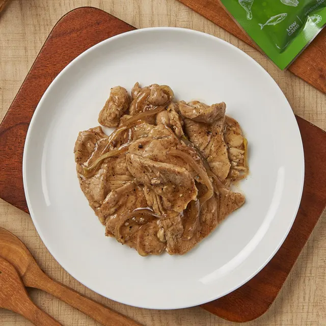 หมูกระเทียมพริกไทย อาหารลดน้ำหนัก 130 kcal โปรตีน 21 กรัม