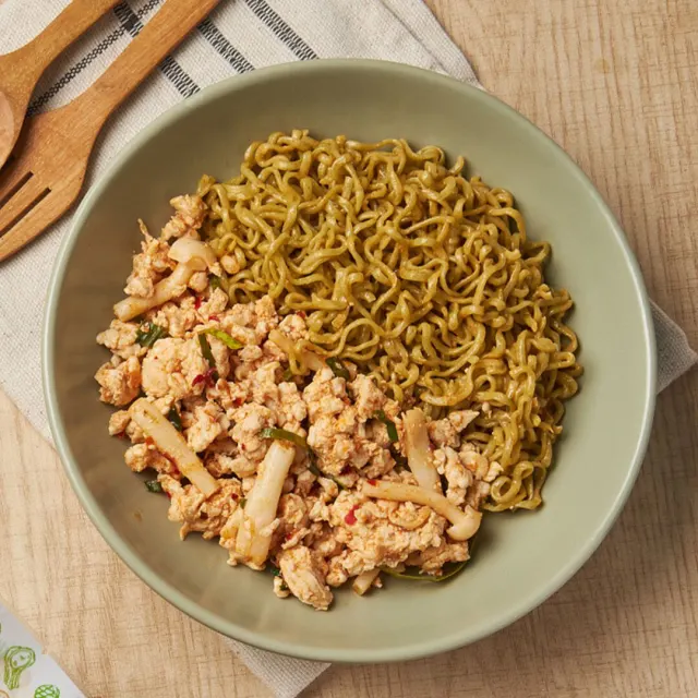 บะหมี่ผักต้มยำน้ำข้นไก่สับ อาหารลดน้ำหนัก 330 kcal โปรตีน 23 กรัม